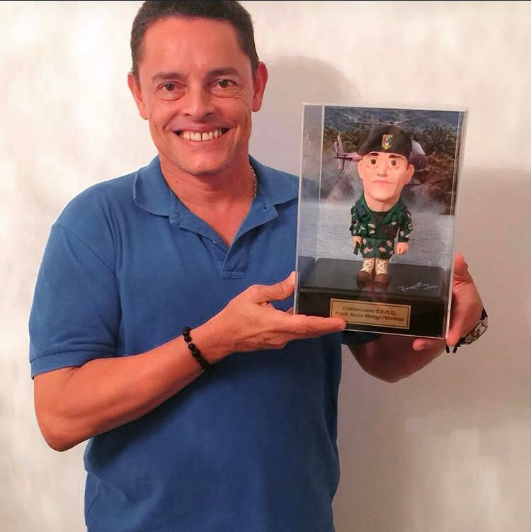 Frank Abrego con su estatuilla
